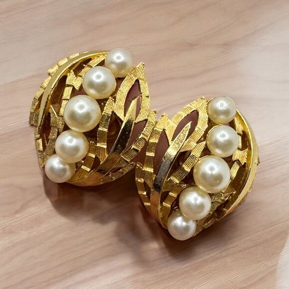 Vintage‎ 1960s Trifari Wreath Clip On Earrings Gold Tone Faux Pearls Flower Leaf - Picture 1 of 6